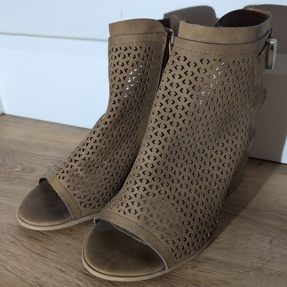 Soda Tan Chunky Open Toe Heel - Picture 7 of 8